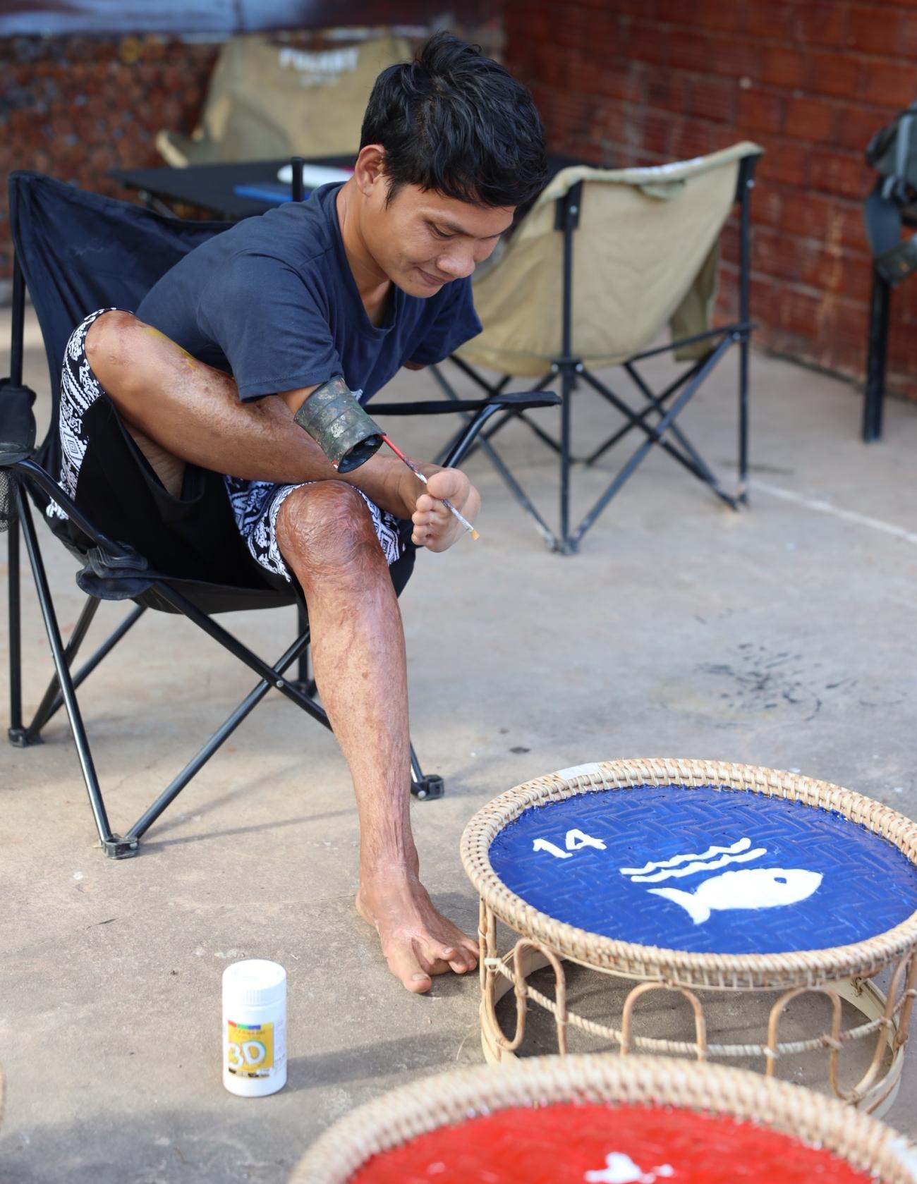 Artist (Seevanh) applying his tools