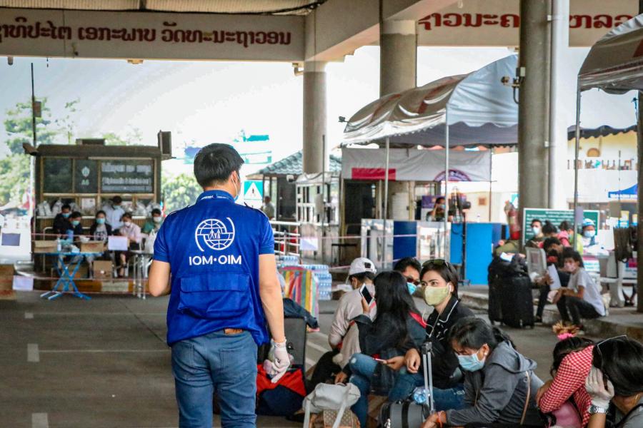 IOM disseminates infosheets to returning migrants during border visit.